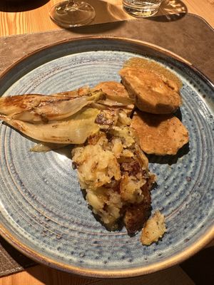 arrosto di seitan con indivia scottata e
patate schiacciate  at Il Caminetto in Transacqua