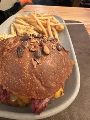 Burgher Vegan di ceci, con radicchio, cipolle agrodolci, pesto di noci, zucca e patatine fritte  at Il Caminetto in Transacqua