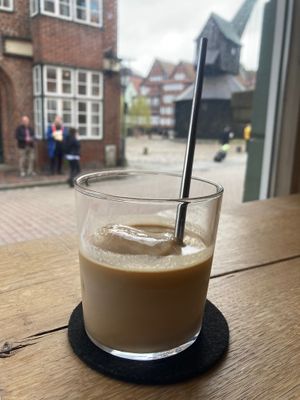 Veganer Eiskaffee mit Blick Richtung Ilmenau   at blaenk in Lueneburg