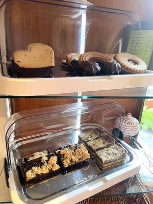 Unten links die zwei veganen Kuchen- haben super geschmeckt 🤗  at Bilobi Laden & Cafe in Strobl