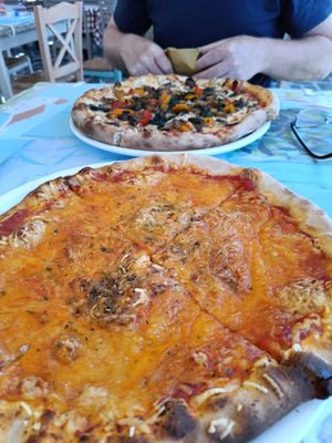 Vegan margarita and Vegetarian verdure at Su e Giu in Naxos
