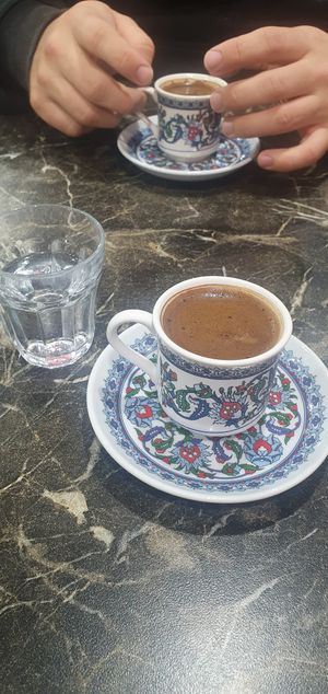 Arabischer Kaffee (im Hintergrund: türkischer Kaffee) at Falafel House in Istanbul