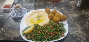 Kaffee und Veganer Falafelteller (Falafeln, Hummus, Tabibuleh) at Falafel House in Istanbul