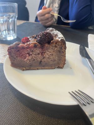 Berry cake  at Leaves Cafe in Cotovia