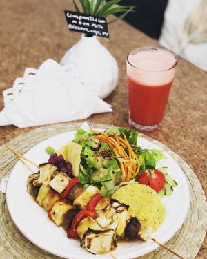 Espetadas mistas de tofu e legumes com bulgur e salada... at Leaves Cafe in Cotovia