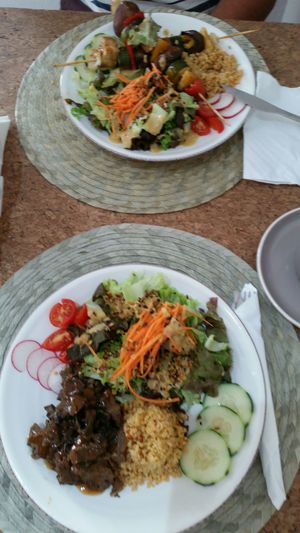 É sempre bom vir aqui comer! at Leaves Cafe in Cotovia