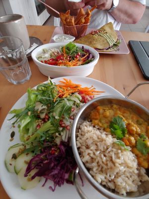 Die beiden Tagesgerichte at Leaves Cafe in Cotovia