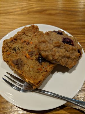 Sugarless carrot cake and blueberry cookie at 0831 Organic Restaurant in Asahikawa