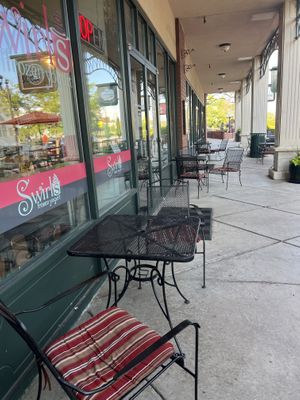 Outdoor seating  at Swirls Frozen Yogurt in Parker