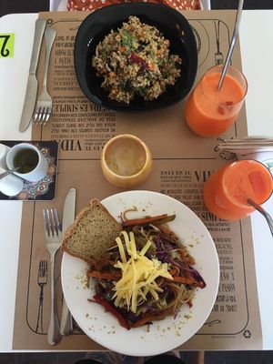 Risotto de berenjena, tomates secos y hongos shiitake. Fideos gluten free con verduras al wok. Jugo natural de naranja y zanahoria.  at Oli Veggie Food in Punta Del Este