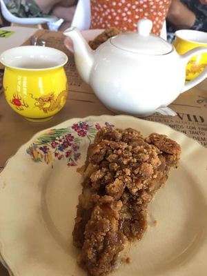 Crumble de manzana recién salido del horno. Lo acompañamos con uno de los ricos tés que ofrecen.  at Oli Veggie Food in Punta Del Este