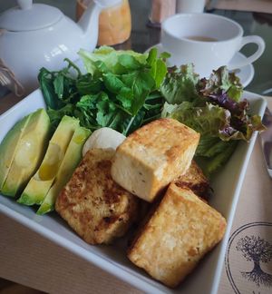 Ahimsa, tofu marinado, palta y verdes (viene con un cereal opcional) at Oli Veggie Food in Punta Del Este