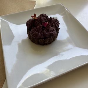 Postre Raw con crema de dátiles 

muy rico estaba, re dulce y contundente por más que parezca chico de tamaño  at Oli Veggie Food in Punta Del Este