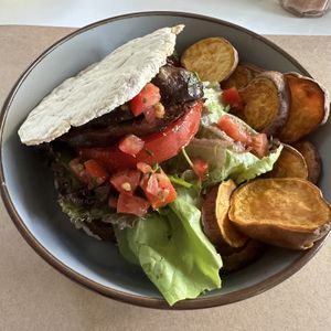 CALLEJERA: Burger de Porotos en pan rustico con verdes, criolla oli, chedarella, tomate, hongos shitake, mostaza y boniatos al horno. $520  at Oli Veggie Food in Punta Del Este
