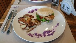 Burger with tofu & cooked potatoes at Oli Veggie Food in Punta Del Este