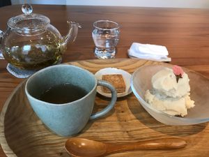 Cherry blossom gelato and thyme tea at Malda in Kyoto