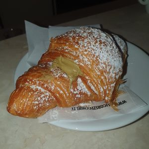 Croissant artigianale con crema di pistacchio at Omnia in Bologna