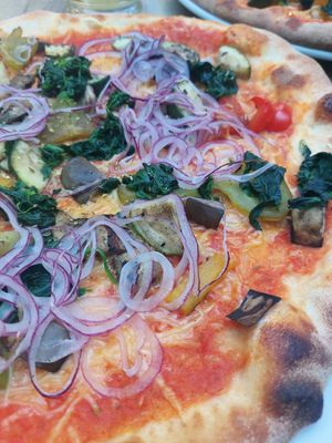 Vegane gemuse pizza at Carl-Zone in Strobl
