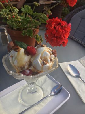 Salted caramel and pecan sundae at The Cricketers in Woking