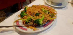 Tallarines fritos con brecol at Gran Mundo in Torremolinos
