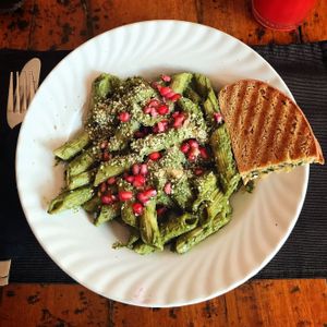 Pasta pesto, my all time favourite 👌🏼Love the little pops of sweetness from the pomegranate seeds. Last time I ordered there was no garlic bread tho, maybe menu has changed. at Bean Me Up in Goa