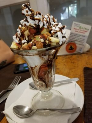 The American Sundae! The fruit, nuts, and whipped topping made it really good. Try it! at Bean Me Up in Goa