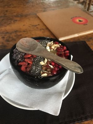 açai smoothie bowl at Bean Me Up in Goa