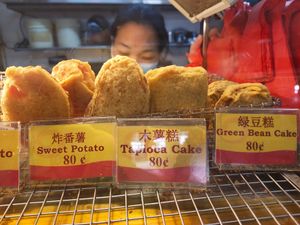 Fried items at Delisnacks 德利食 - Tekka Market in Central Singapore