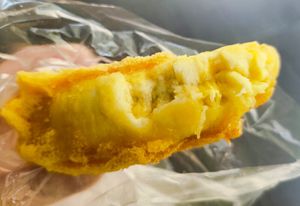 Fried banana fritter at Delisnacks 德利食 - Tekka Market in Central Singapore
