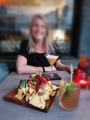 Nachos met cocktails 🥳 at Bar d'Henri in Antwerpen
