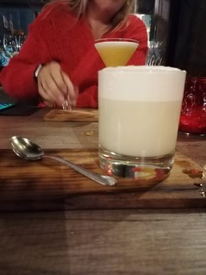 Warm Chareltje ❤️... 43 met opgeschuimde havermelk at Bar d'Henri in Antwerpen