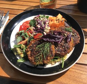 Hash browns made with sweet potatoes, marinated tomatoes, spinach,.. at Bar d'Henri in Antwerpen