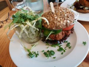 Veganer Burger mit Krautsalat at Café Spatz in Bernkastel-kues