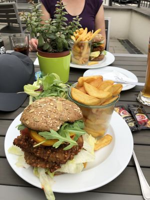 Vegan Burger mit Pommes und Krautsalat at Café Spatz in Bernkastel-kues