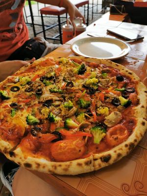 Pizza vegetales mitad queso mitad sin queso at Pizza House in Sukhothai