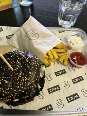 Food was great and staff lovely! Tasty, a little on the expensive side, but: you have the possibility of getting tap water and I didn’t have to pay extra for dips 🌱  at V-Face in Dublin