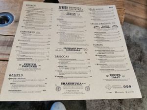 Speisekarte mit reichlich veganen Optioben at Zenith in Lisbon