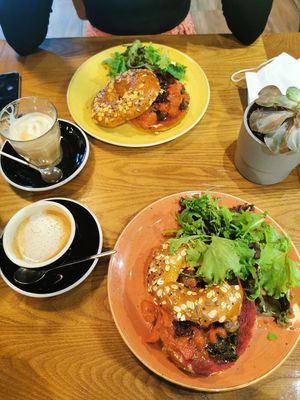 Veggie Bagel mit rote Beete Hummus at Zenith in Lisbon