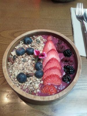 Vegan berry smoothie bowl at Zenith in Lisbon