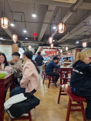 Busy, but loads of tables around at Qiānhé Qīngxīn 谦和清心素食 - 星辰路 in Chengdu