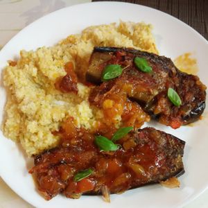 Zapečený lilek s paprikami a rajčaty, kuskusozeleninové pyré at Zdrava Vyziva - Prague 6 in Prague