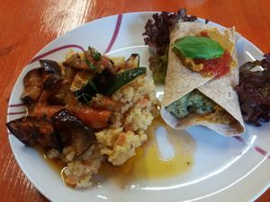 Zapečený lilek, cuketa, karotka na řecký způsob, jáhly, celozrnná tortila plněná brokolicovou nádivkou.
 at Zdrava Vyziva - Prague 6 in Prague