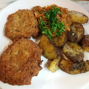 Zeleninovocizrnové karbanátky, cuketový tataráček, opečený brambor. at Zdrava Vyziva - Prague 6 in Prague