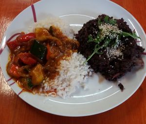 Marocká zelenina. Černá čočka s červenou řepou a amarantem. at Zdrava Vyziva - Prague 6 in Prague