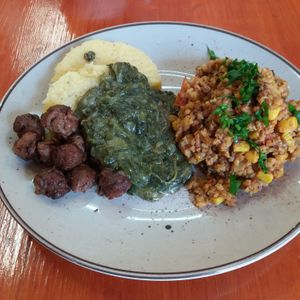 Výpečky se špenátem a polentovým knedlíkem. Pohanka po mexicku. at Zdrava Vyziva - Prague 6 in Prague