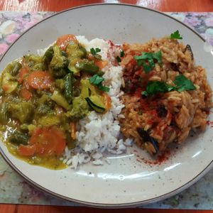 Těstovinová rýže s lilkem. Zelenina na kari s rýží. at Zdrava Vyziva - Prague 6 in Prague