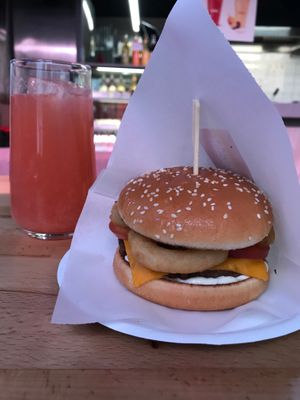 Ранч бургер из нового меню.
В первый раз понравился, повторно как-то совсем не зашёл. at Complex Burger in Moscow