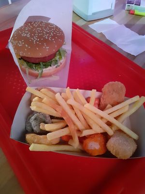 Иззи бокс and Beyond meat burger at Complex Burger in Moscow