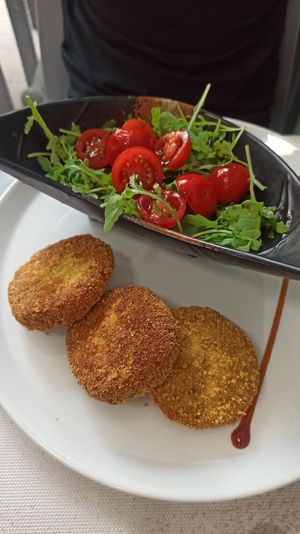 Burger di seitan e soia con rucola e pomodorini at Alice e Viola in Collegno