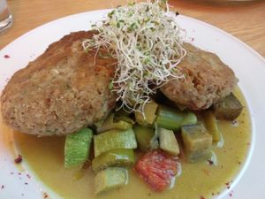 Gemüselaibchen mit Spargelgemüse at Glückskost in Mondsee